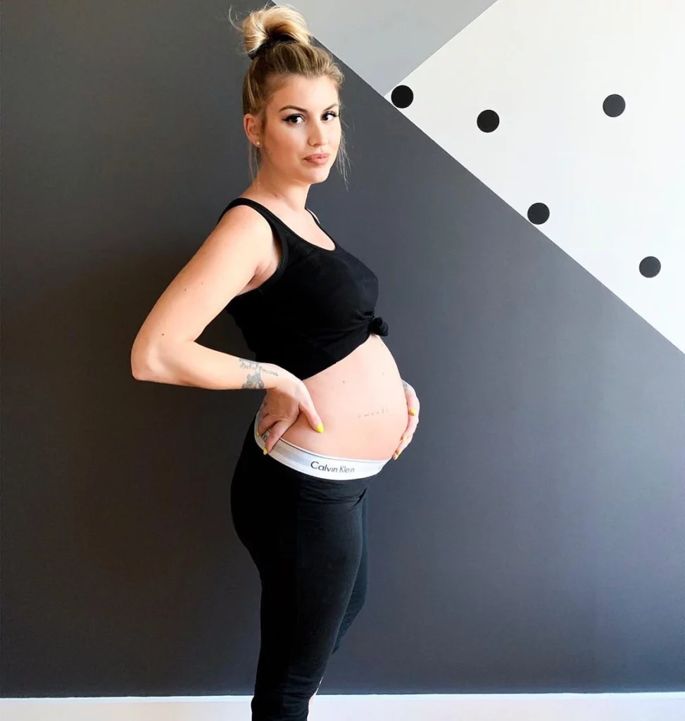 Annie-Elise-pregnant-photo
