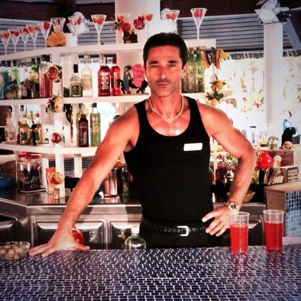jake-canuso-in-the-set-of-benidorm