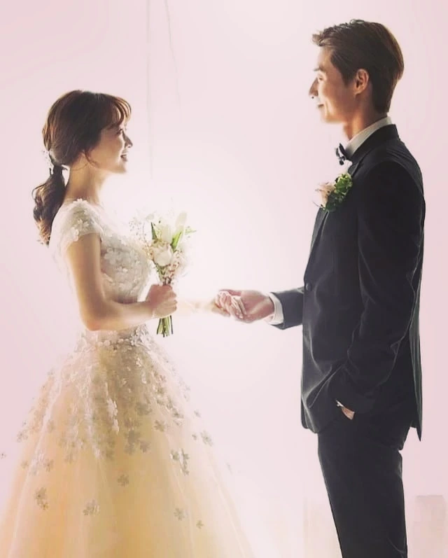 Park-Seo-Joon-and-Park-Bo-Young-married-wedding-picture-from-the-movie